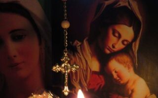 Por qué rezar el rosario en latín