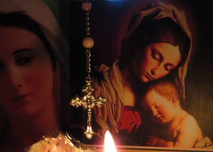 Por qué rezar el rosario en latín