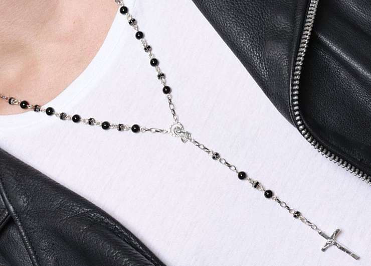 ¿Podemos llevar un rosario colgado al cuello?