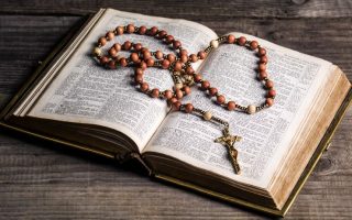 Santo Rosario con letanías y oraciones según el día
