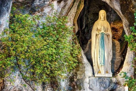 Las 18 apariciones de la Virgen de Lourdes