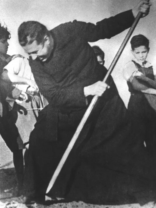 El padre Hurtado colocando la primera piedra del Hogar de Cristo